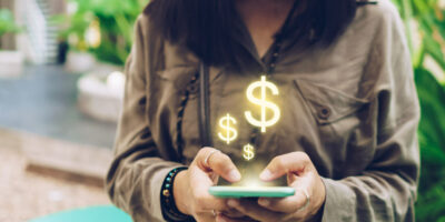 Mulher acessando o salário substituição em smartphone