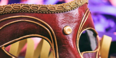 imagem de máscara de carnaval com logo do Tangerino by Sólides centralizada no topo.